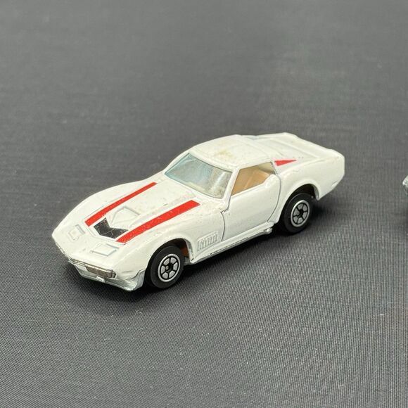 Vintage YatMing 1/64 Diecast Lot of 2 Corvettes – Silver #4 & White Stingray - Picture 5 of 12